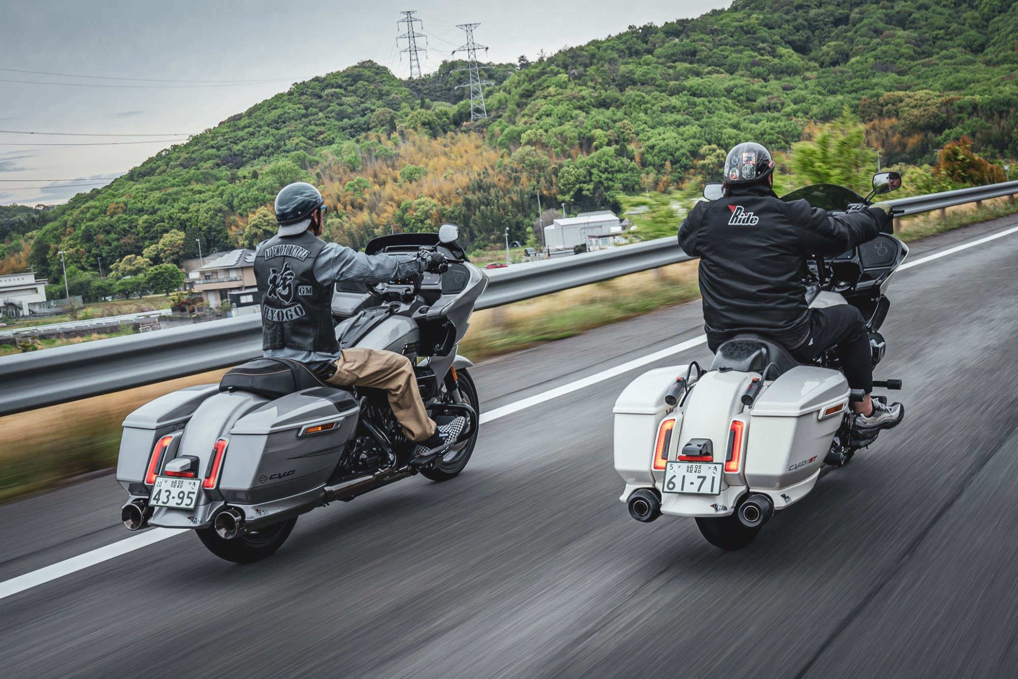 Rideカスタムハーレー2台の走行シーン